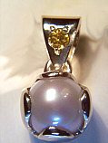 pearl with golden sapphire.jpg (8290 bytes)